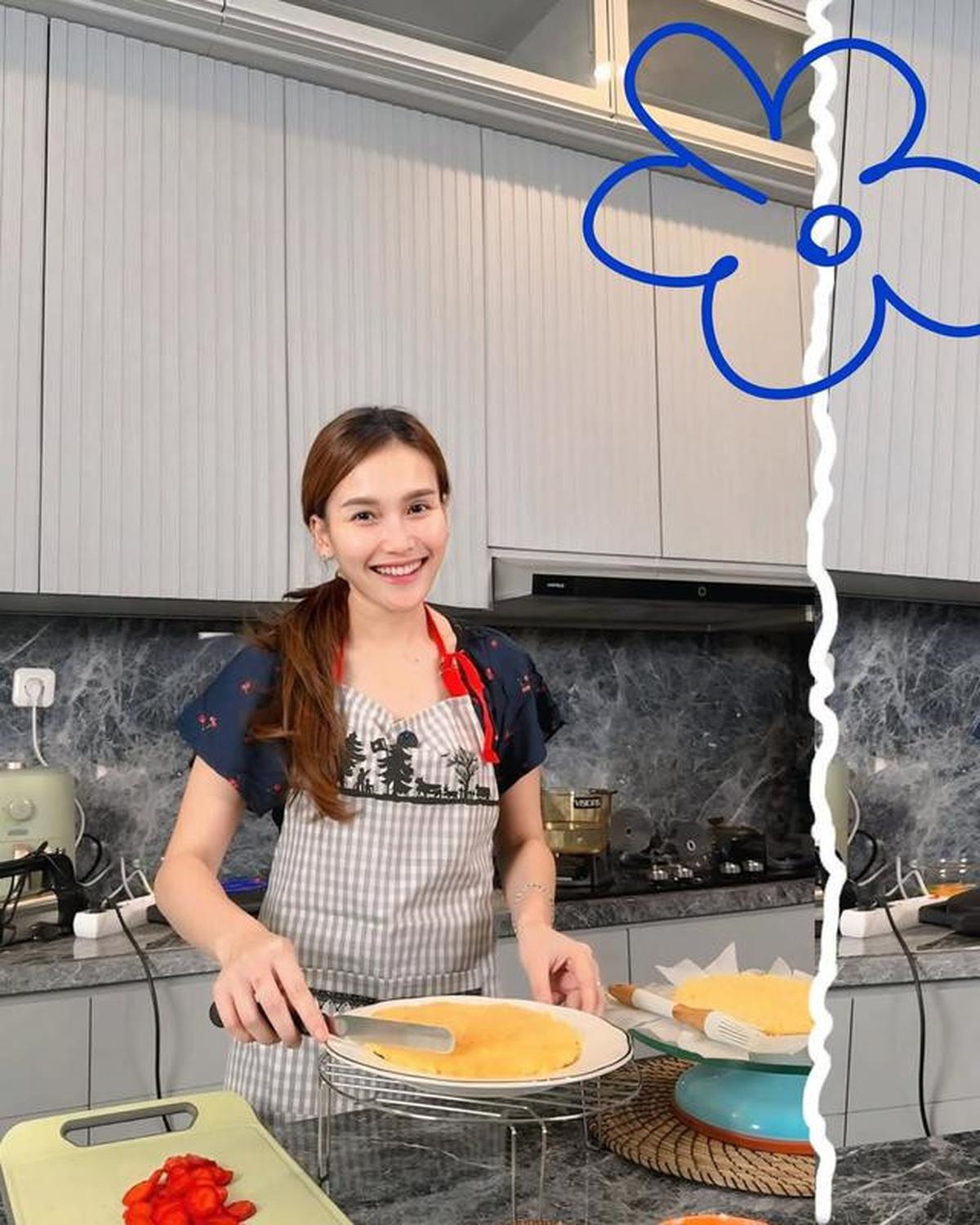 6 Potret Dapur Ayu Ting Ting di Rumah Jaksel, Desain Elegan dan Modern