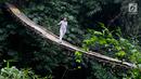 Jembatan yang berada di atas Sungai Ciliwung ini menjadi salah satu akses bagi warga untuk mempersingkat waktu menyeberang Lenteng Agung, Jakarta, Rabu (24/5). (Liputan6.com/Immanuel Antonius)