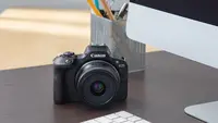 Canon EOS R100 yang disebut sebagai kamera mirrorless paling ringan dan paling kecil di ekosistem EOS R. (Dok: PT Datascrip)