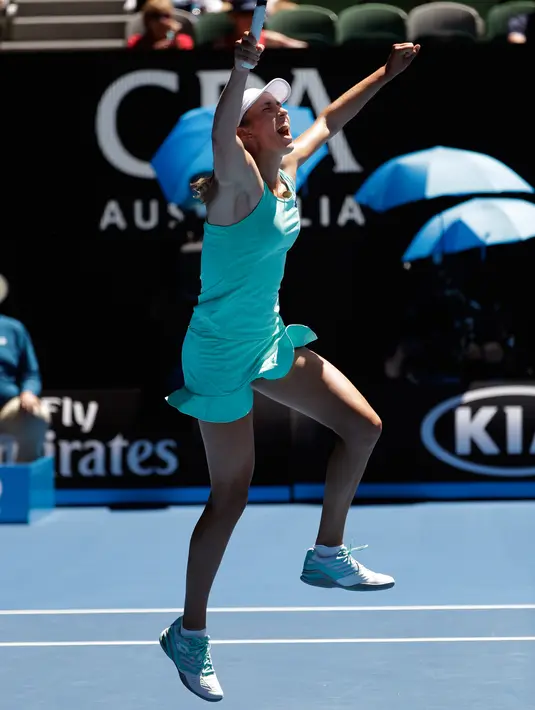 Petenis Belgia Elise Mertens melompat sambil merayakan kemenangan usai mengalahkan petenis Ukraina, Elina Svitolina di perempat final Australia Terbuka 2018, Selasa (23/1). Mertens menang dua set langsung 6-4, 6-0 dalam waktu 73 menit. (AP/Dita Alangkara)