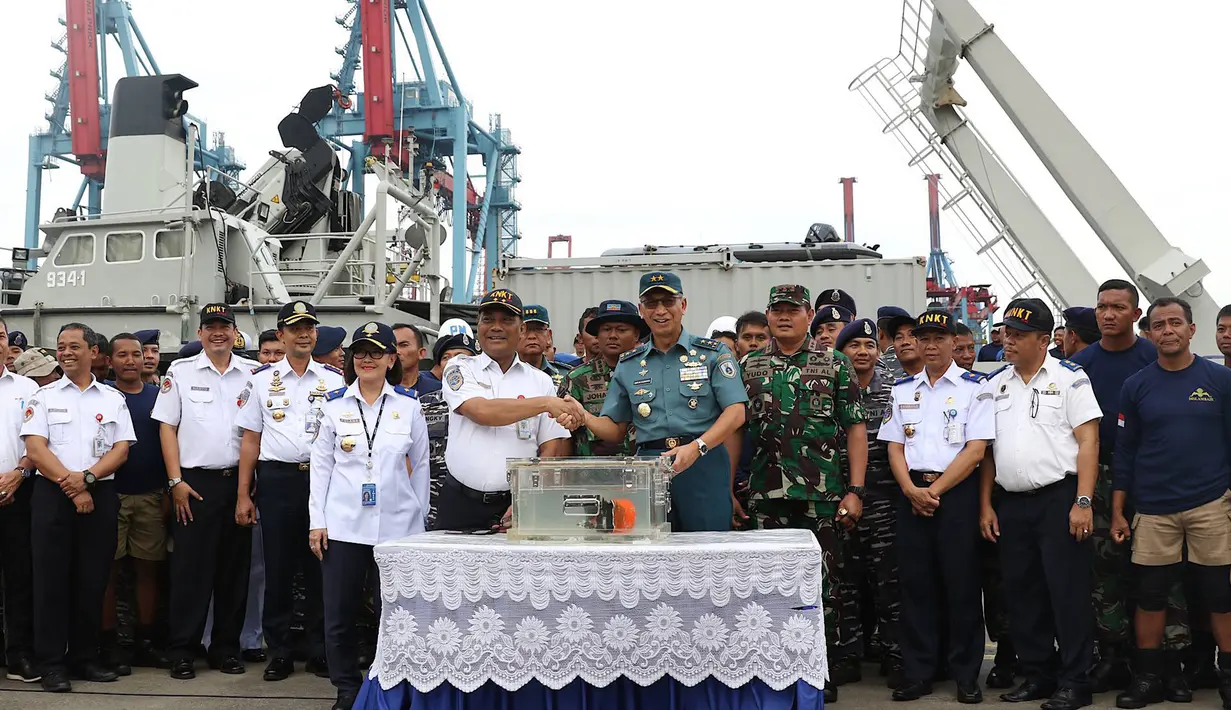 Kapushidrosal Laksda TNI Harjo Susmoro menyerahkan black box bagian Cockpit Voice Recorder (CVR) pesawat Lion Air JT 610 kepada Ketua KNKT Soerjanto Tjahjono di Pelabuhan Tanjung Priok, Jakarta, Senin (14/1). (Liputan6.com/Immanuel Antonius)