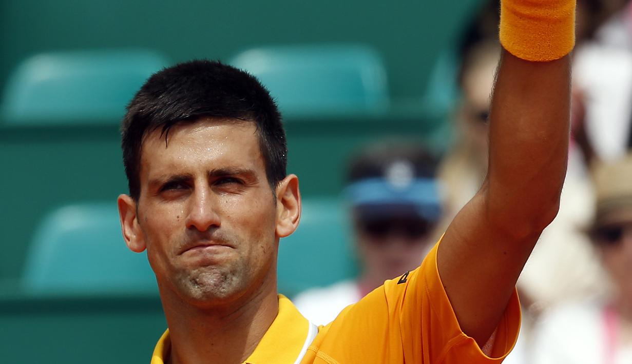 Djokovic mengacungkan jempol ke arah penonton usai memastikan lolos ke semifinal Monte Carlo Masters. (REUTERS/Eric Gaillard)