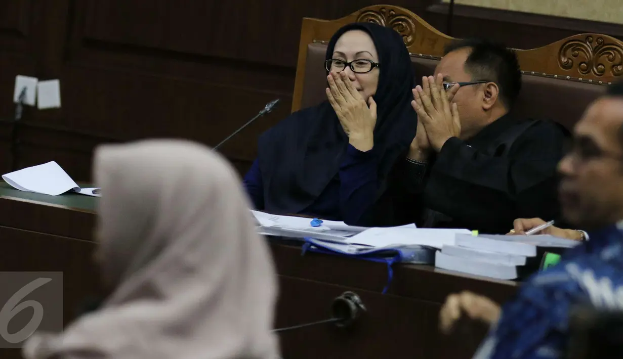 Terdakwa kasus dugaan korupsi angggaran pengadaan alat kesehatan Rumah Sakit serta mantan Gubernur Banten Ratu Atut Chosiyah menjalani sidang lanjutan di Pengadilan Tipikor, Jakarta, Rabu (12/4). (Liputan6.com/Helmi Afandi)