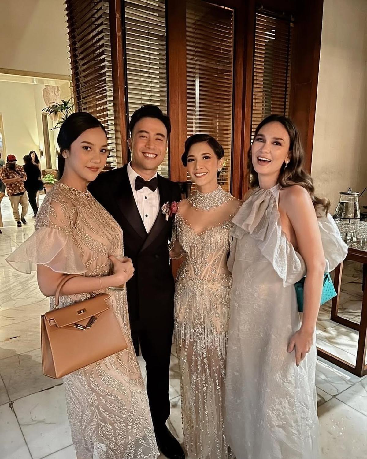 7 Inspirasi Model Baju Kondangan Kekinian dari Artis Tanah Air