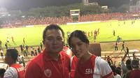 Mantan pembalap Indonesia, Alexandra Asmasoebrata, menyaksikan laga PSM Makassar di Stadion Mattoangin. (Dok. Alexandra Asmasoebrata)
