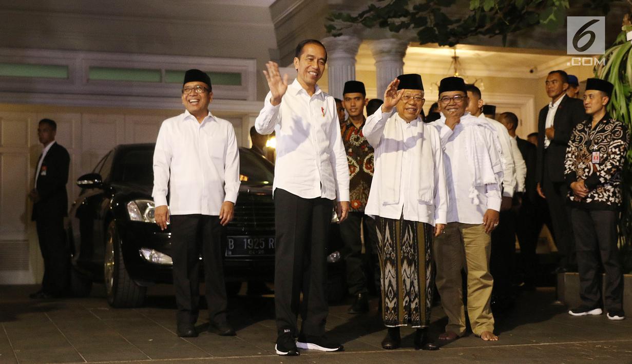 Pasangan capres-cawapres nomor urut 01 Joko Widodo (dua kiri) dan Ma'ruf Amin (tiga kanan) menyapa wartawan saat tiba di kediaman Ma'ruf Amin, Menteng, Jakarta, Kamis (27/6/2019). Jokowi menjemput Ma'ruf untuk nonton bareng sidang putusan MK di Lanud Halim Perdanakusuma.(Liputan6.com/HermanZakharia)