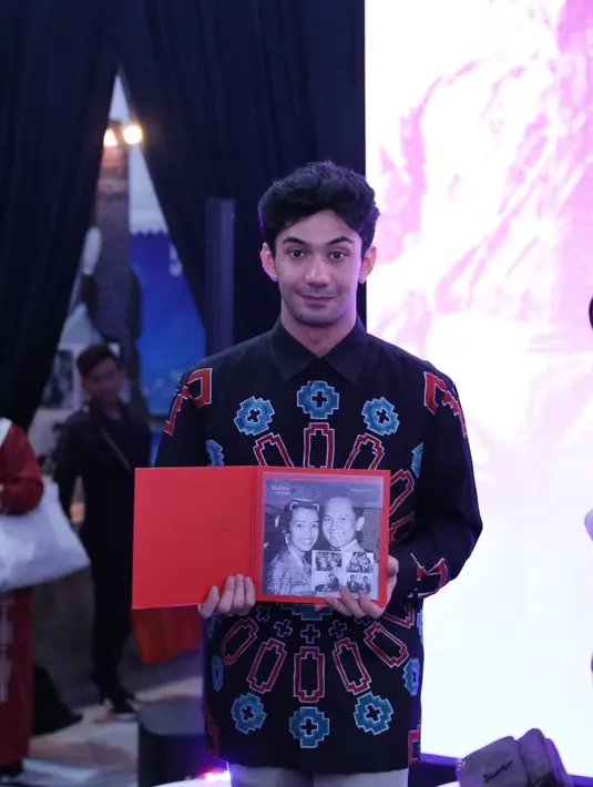 Reza Rahadian hadir saat peluncuran perangko Habibie Ainun di CoHive Filateli, Jakarta Pusat, Jumat (20/12/2019) malam. (Daniel Kampua/Fimela.com)