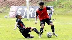 Riko SImanjuntak berusaha merebut bola dari kaki Syahrian Abimanyu saat sesi latihan Persija Jakarta di Lapangan Nirwana Park, Sawangan. (Bola.com/M iqbal Ichsan)