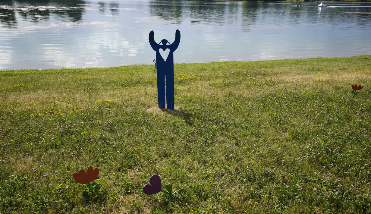 Sebuah instalasi 'Rainbow Park', karya desainer dan seniman Stefano Rossetti, di danau buatan Idroscalo, di Milan, Italia, Selasa (22/6/2021). Instalasi yang terdiri dari furnitur jalanan, patung, dan benda logam berwarna, akan dipajang hingga Juni 2022. (AP Photo/Luca Bruno)