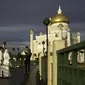 Dalam foto yang diambil pada 1 April 2019 ini, sepasang pengantin baru berfoto di Masjid Sultan Omar Ali Saifuddien di Bandar Seri Begawan, Brunei. (AFP)