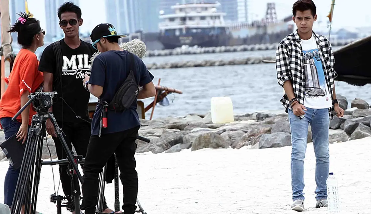 Arnold Leonard namanya makin populer setelah bermain dalam sinetron Mermaid in Love. Sebelumnya, ia pernah bermain dibeberapa sinetron dan ftv. Kini, ia sibuk syuting Mermaid in Love 2 Dunia. (Deki Prayoga/Bintang.com)