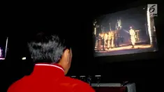 Presiden Joko Widodo saat mengikuti nonton bareng film 'Pengkhianatan G30S/PKI' di Bogor (29/9). Jokowi yang menggunakan jaket merah duduk dibarisan depan nonton bersama jajaran TNI, Polri dan masyarakat Bogor. (Foto: Laily Rachev - Biro Pers Setpres)