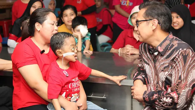 Menkes Budi bertemu pasien kanker anak di YKAKI Jakarta (Foto: Dok Sehat Negeriku)