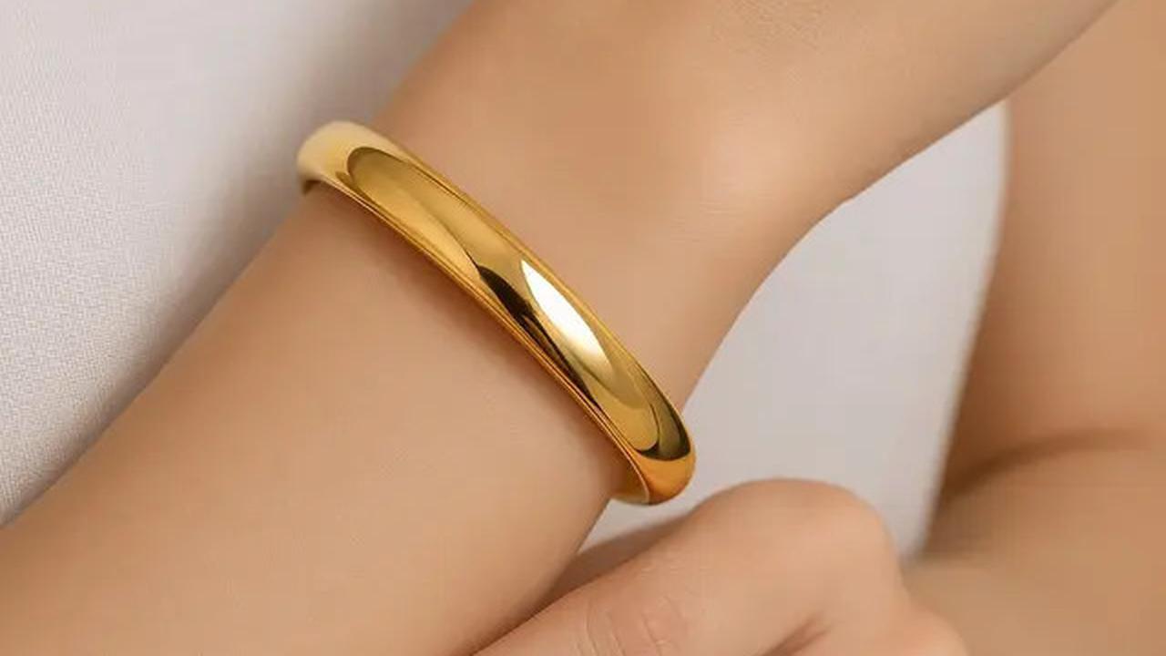 7 Model Gelang Emas Bangle 50 Gram 22 Karat Favorit Ibu Sosialita di 2025, Tampil Glamor