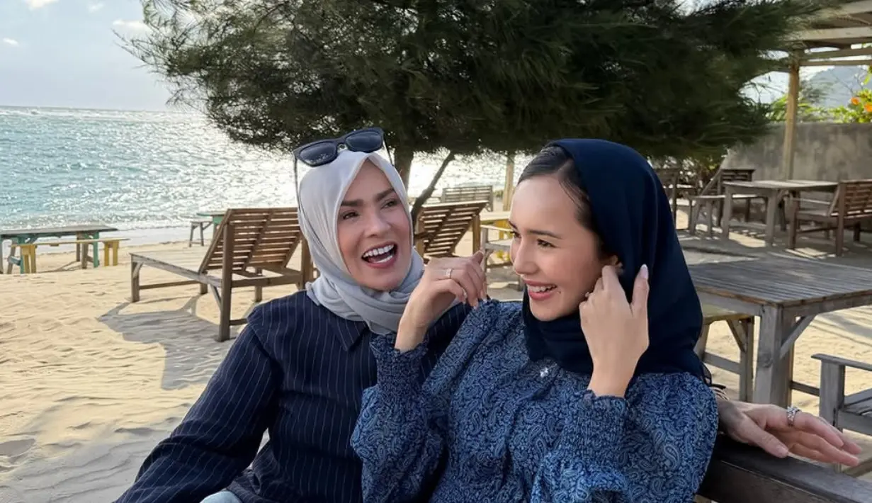 Berada di Aceh, Beby pun mengenakan kerudung polos navy. Wajahnya dipulas flawless fresh. 
[@bebytsabina]