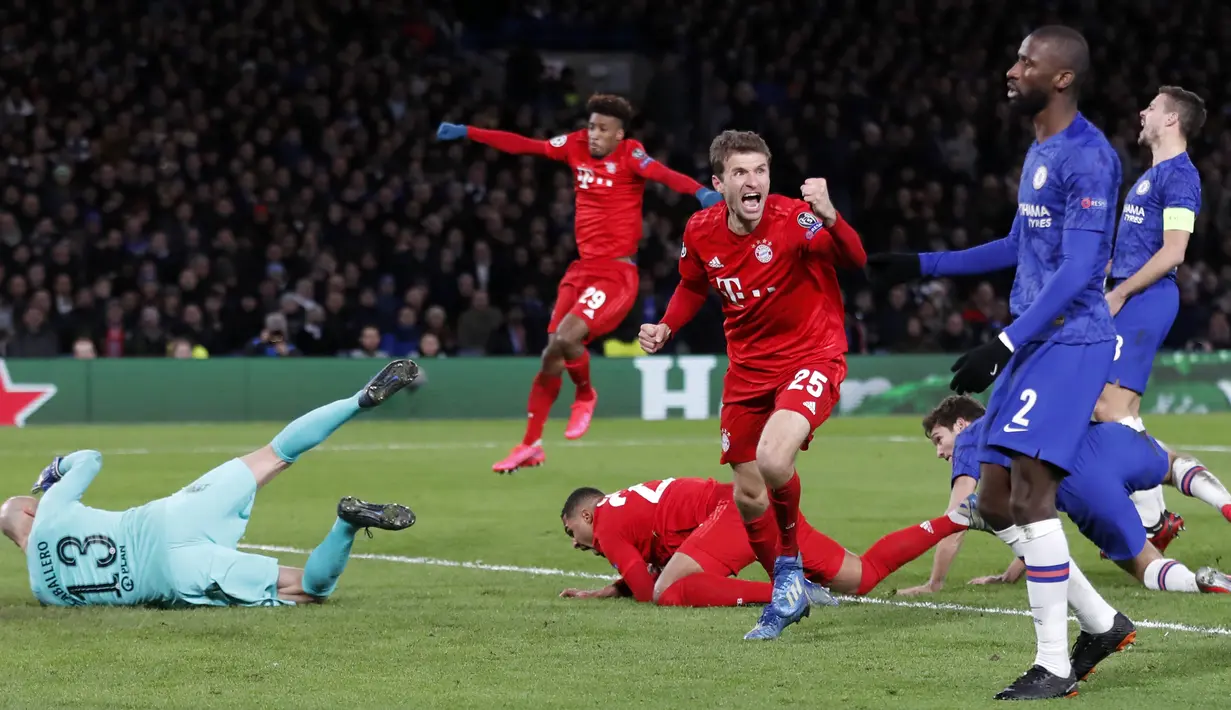 Penyerang Bayern Munchen, Thomas Muller, merayakan gol yang dicetak oleh Serge Gnabry ke gawang Chelsea pada laga Liga Champions di Stadion Stamford Bridge, Selasa (25/2/2020). Chelsea takluk 0-3 dari Bayern Munchen. (AP/Frank Augstein)