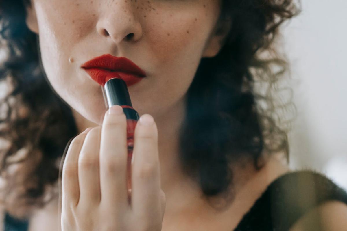 Ilustrasi Red Lipstick