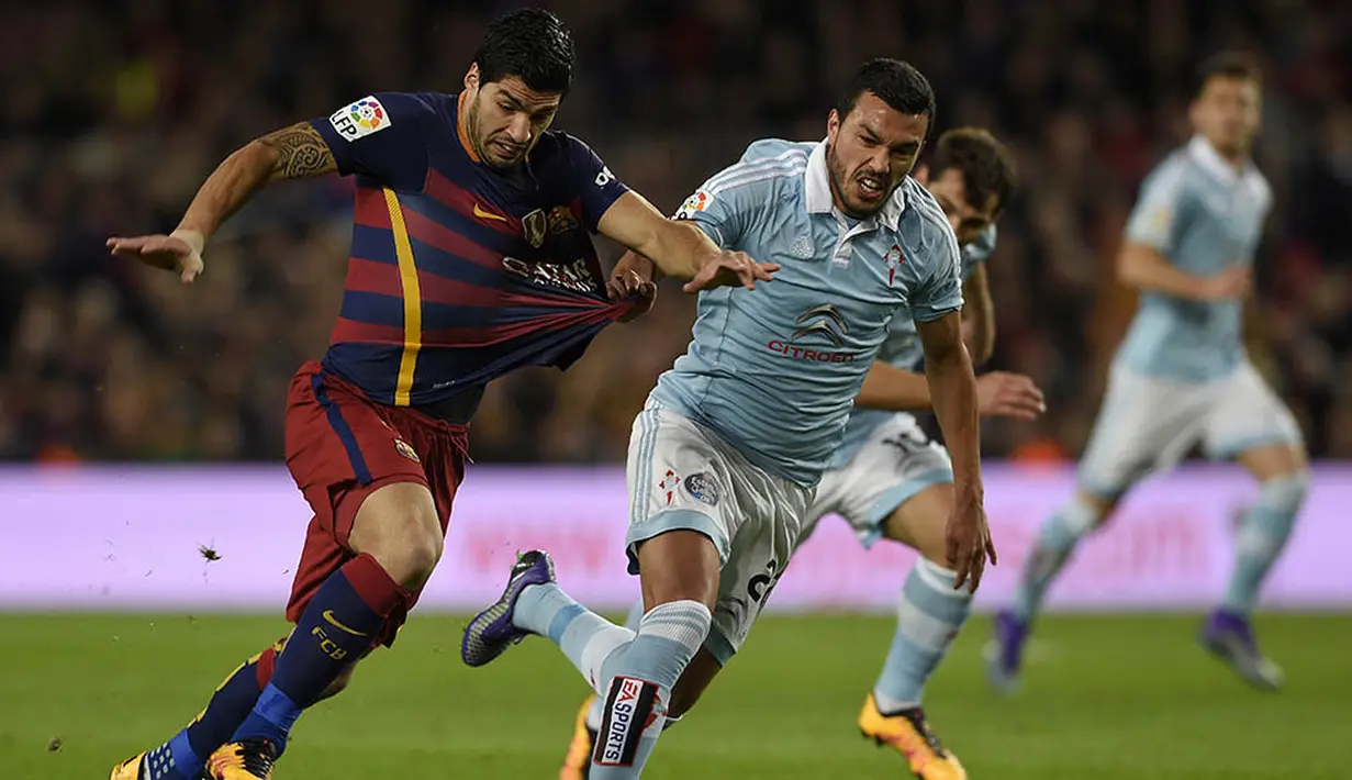 Baju dari striker Barcelona, Luis Suarez, ditarik bek Celta Vigo, Gustavo Cabral, pada laga La Liga di Stadion Camp Nou, Spanyol, Minggu (14/2/2016). Barcelona berhasil menaklukan Getafe 6-1. (AFP/Lluis Gene)