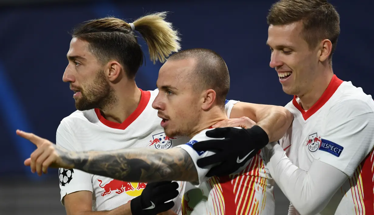Bek RB Leipzig, Angelino (tengah), melakukan selebrasi bersama rekan-rekannya usai mencetak gol pertama RB Leipzig ke gawang Manchester United dalam laga lanjutan Liga Champions 2020/21 Grup H di RB Arena, Leipzig, Selasa (8/12/2020). RB Leipzig menang 3-2. (AFP/Annegret Hilse/Pool)