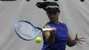 Petenis Indonesia, Beatrice Gumulya, memukul bola pada laga perempat final nomor ganda putri BNI Tennis Open 2019 di lapangan tenis The Sultan Hotel, Jakarta, Rabu (20/11). Ajang ini diharapkan menjadi wadah persiapan atlet menjelang SEA Games 2019. (Bola.com/Yoppy Renato)