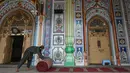 Umat Muslim menggulung karpet sajadah dari aula utama masjid menyusul pembatasan baru pemerintah baru di Rawalpindi, Senin (5/4/2021). Pejabat kesehatan Pakistan telah meminta masjid-masjid mengambil langkah-langkah khusus untuk menahan penyebaran COVID-19 selama Ramadan. (Aamir QURESHI/AFP)