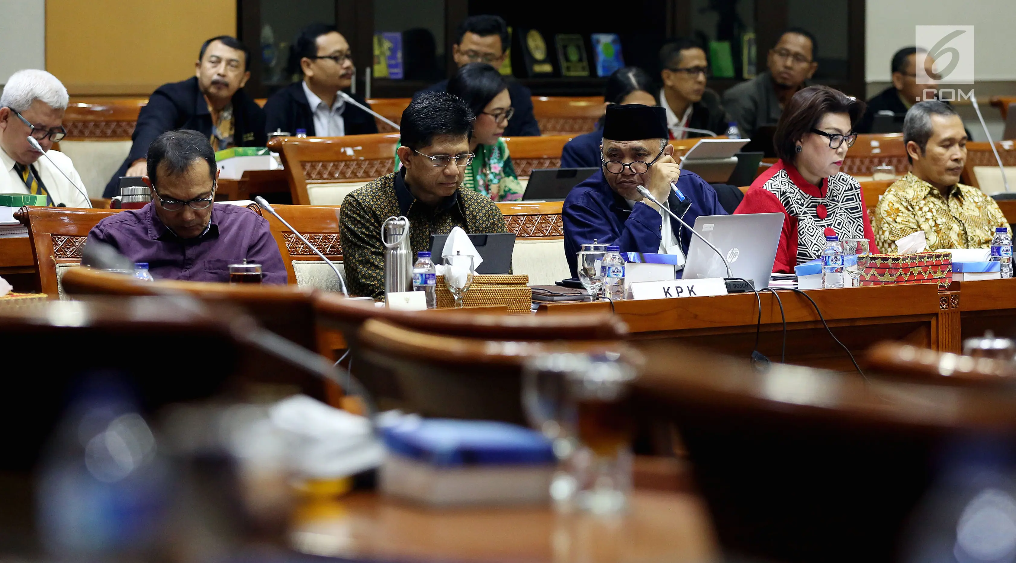 Pimpinan KPK mengikuti Rapat Dengar Pendapat (RDP) lanjutan dengan Komisi III DPR di Kompleks Parlemen Senayan, Jakarta, Selasa (12/9). Rapat mendengarkan penjelasan mengenai mekanisme proses pengaduan masyarakat di KPK. (Liputan6.com/Johan Tallo)