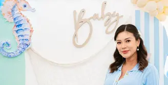 Model Aline Adita kini sedang menanti kehadiran sang buah hati. Hamil di usia 45 tahun, Aline Adita pancarkan pesona bumil glowing yang tuai pujian [@aline_adita]