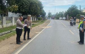 Polisi olah TKP kecelakaan maut yang menewaskan seorang ibu dan balitanya di Lampung Utara (Istimewa)