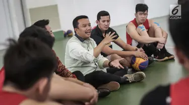 Menteri Pemuda dan Olahraga (Menpora) Imam Nahrawi berbincang dengan atlet basket di Gor Istana Kana, Jakarta, Jumat (12/1). Menpora meninjau pelatnas untuk memastikan kesiapan atlet Basket untuk berlaga di Asian Games 2018. (Liputan6.com/Faizal Fanani)