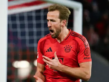 Pemain Bayern Munchen, Harry Kane, melakukan selebrasi setelah mencetak gol ke gawang Augsburg dalam laga pekan 11 Bundesliga 2024/2025 yang dihelat di Allianz Arena, Sabtu (23/11/2024). (AFP/Lukan Barth-Tuttas)