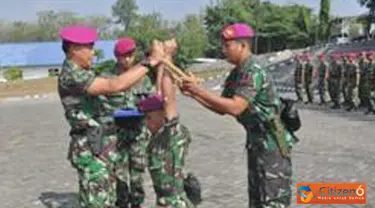 Citizen6, Surabaya: Sustih Dikko Angkatan ke -16 tahun 2012, ditutup langsung oleh Dankodikmar Kolonel Marinir Hasanudin, di Lapangan Apel Pusdikif Marinir Kesatrian Kodikmar Gunungsari Surabaya, Jumat, (27/7) .(Pengirim: Penkobangdikal).