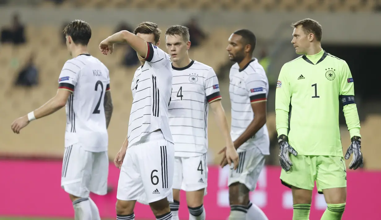 Para pemain Jerman bereaksi usai pertandingan melawan Spanyol pada UEFA Nations League 2020 di Estadio La Cartuja de Sevilla,  Spanyol, Selasa (17/11/2020). Spanyol menang telak atas Jerman 6-0. (AP Photo/Miguel Morenatti)