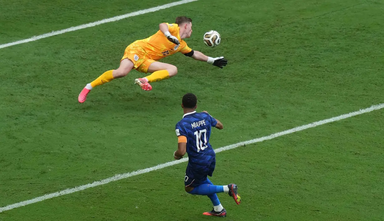 Pemain Prancis Kylian Mbappe mencetak gol pertama mereka melewati kiper Inggris Dean Henderson selama pertandingan sepak bola perebutan tempat ketiga Piala Dunia antara Prancis dan Inggris di Miami Gardens, Florida, Sabtu, 18 Juli 2026. (AP Photo/Marta Lavandier)
