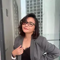 Di sini, Prilly memadukan inner hitam dengan blazer abu-abu dan celana jeans. [Foto: Instagram/prillylatuconsina96]