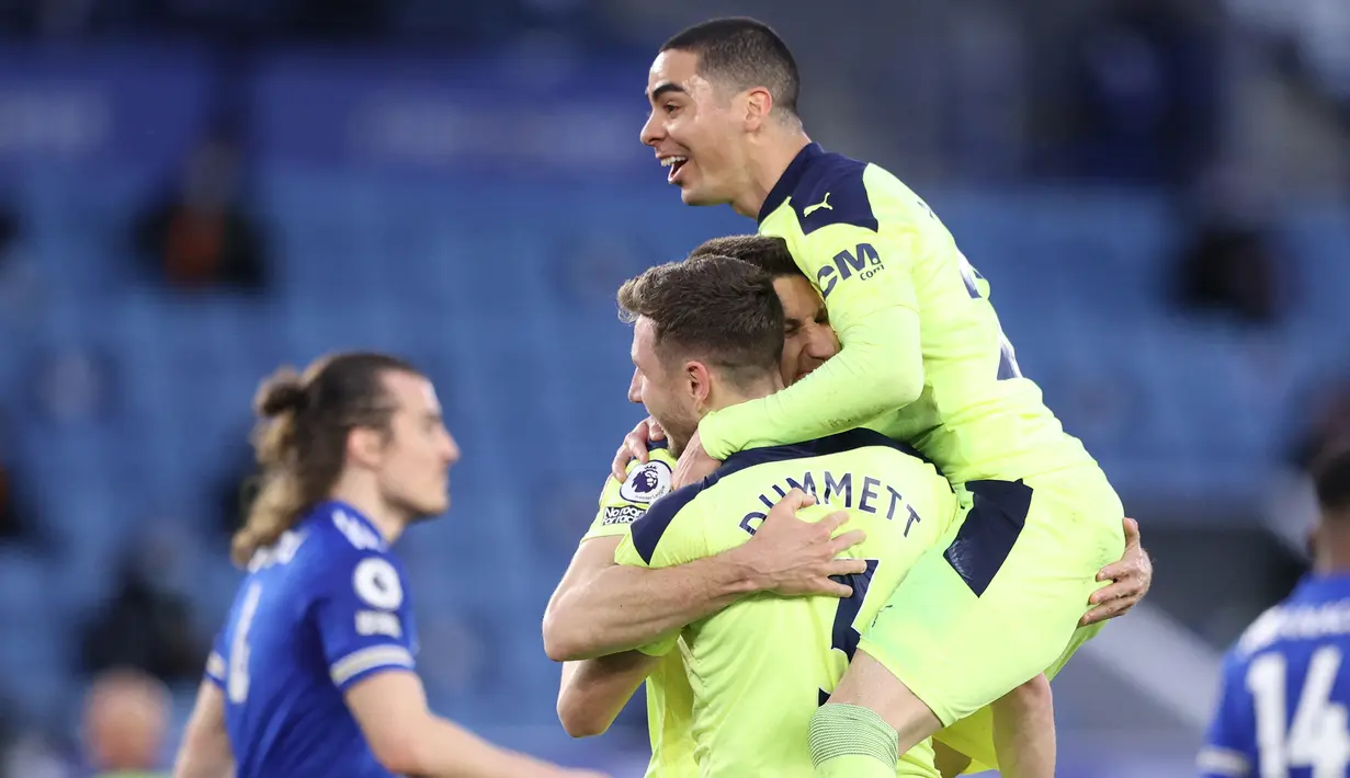 Bek Newcastle United, Paul Dummett (tengah) dan kawan-kawan merayakan gol ketiga Newcastle yang dicetaknya ke gawang Leicester City dalam laga lanjutan Liga Inggris 2020/2021 pekan ke-35 di King Power Stadium, Leicester, Jumat (7/5/2021). Newcastle menang 4-2 atas Leicester. (AFP/Alex Pantling/Pool)