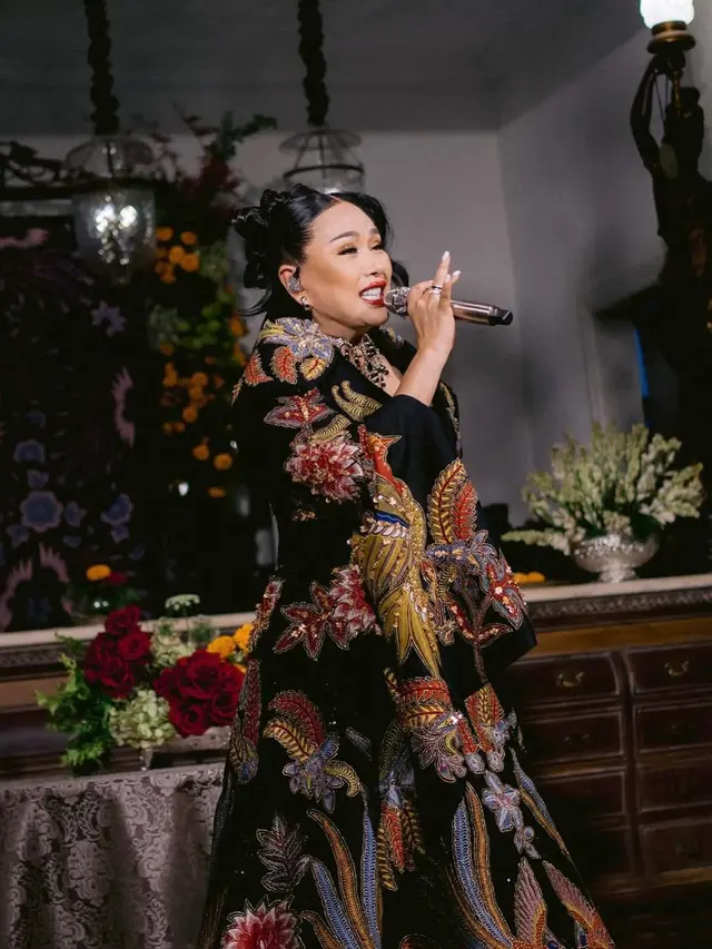 6 Outfit Manggung Titi DJ, Elegan dan Penuh Pesona di Usia 59 Tahun