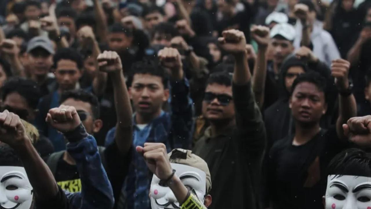 Ribuan mahasiswa yang tergabung dalam  Mahasiswa Bersama Rakyat Selamatkan Demokrasi Indonesia menggelar aksi mimbar demokrasi di halaman kampus STIE AMKOP, Makassar, Sulawesi Selatan, Minggu (17/12/2023).