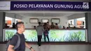 Calon penumpang bertanya di posko pelayanan Gunung Agung di Bandara Internasional I Gusti Ngurah Rai, Bali, Kamis (30/11). Bandara tersebut kembali beroperasi terhitung pukul 15.00 WITA, Rabu (29/11). (Liputan6.com/Immanuel Antonius)