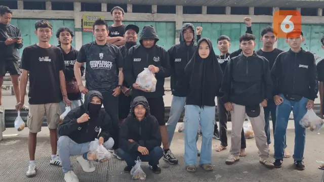 Aksi Suporter Garis Keras Sambernyawa Berbagi Takjil untuk Pengguna Jalan di Kawasan Fly Over Palur
