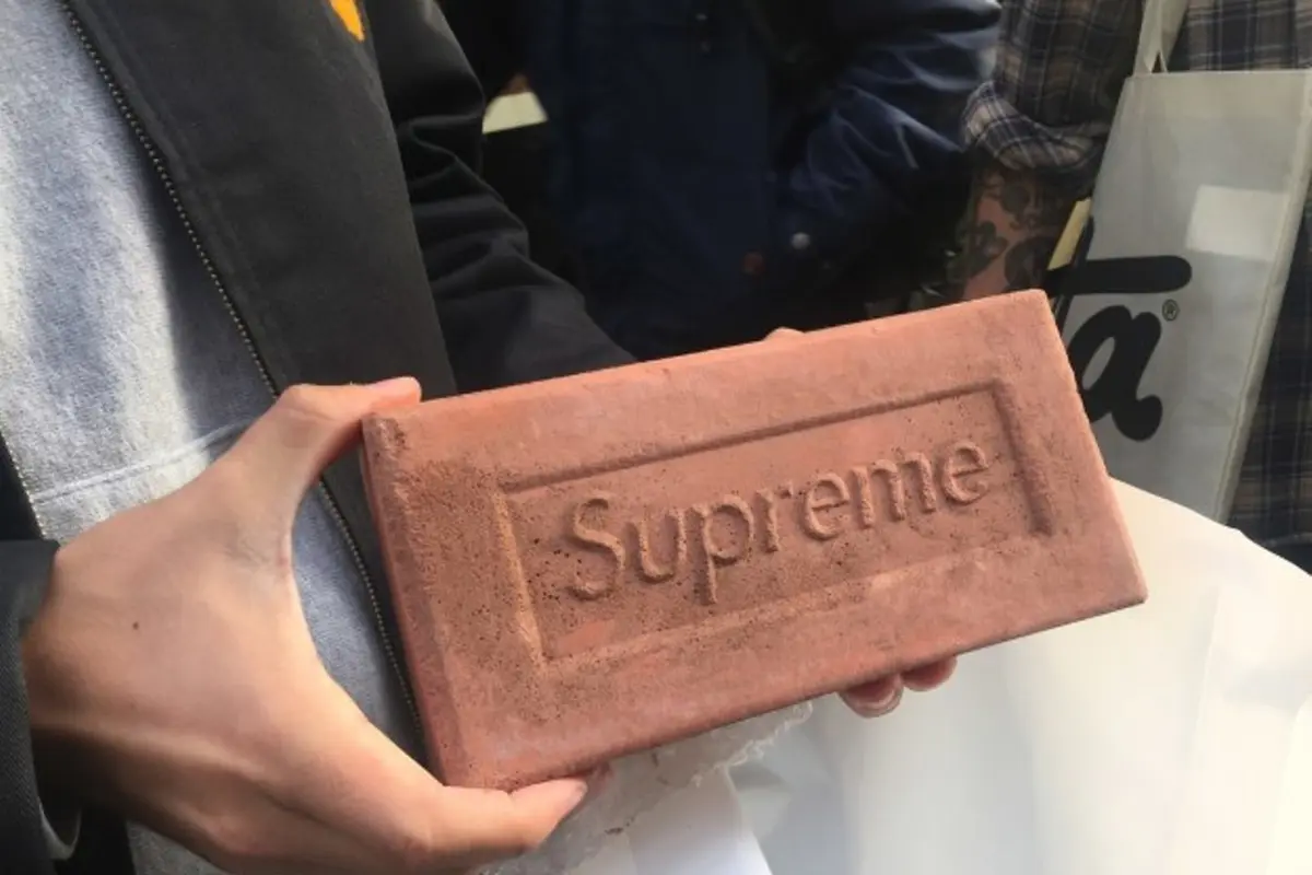 [Bintang] Merek Fashion Ternama Supreme Luncurkan Batu Bata, Buat Apa?