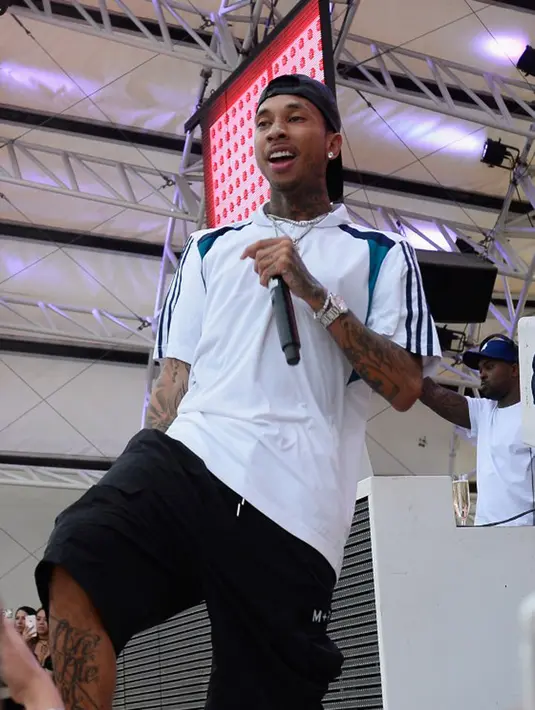 Di akun snapchat pribadinya, Tyga mengungkapkan itu dengan mengunggah potongan gambar soal berita kehamilan Kylie. Di situ ia juga menuliskan bahwa dirinya adalah ayah dari anak di kandungan itu. (AFP/Bryan Steffy)