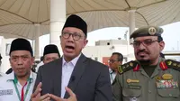 Menteri Agama Lukman Hakim Saifuddin dan Kepala Imigrasi Bandara Jeddah Jenderal Sulaiman Muhammad Al-yusuf di Jeddah. Darmawan/MCH