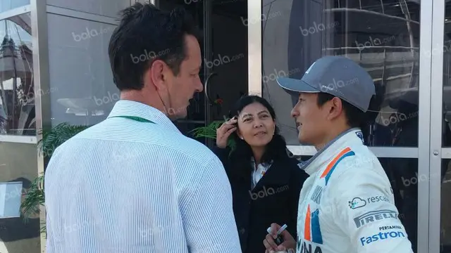 Dubes RI untuk Spanyol, Yuli Mumpuni Widiarso mengunjungi pebalap Indonesia yang bermain di Formula 1, Rio Haryanto di hotel tempat menginapnya di wilayah Sabadell.