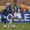 Alberto Costa (kanan) dari Juventus menjaga Thembinkosi Lorch dari Wydad Casablanca dalam pertandingan Grup G Piala Dunia Antarklub antara Juventus dan Wydad&nbsp;Casablanca di Philadelphia, Minggu, 22 Juni 2025. (AP Photo/Chris Szagola)