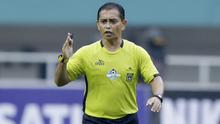 Wasit Yudi Nurcahya saat memimpin pertandingan antara Kalteng Putra melawan Persita Tangerang pada laga Liga 2 di Stadion Pakansari, Jawa Barat, Selasa (4/12). Kalteng menang 2-0 atas Persita. (Bola.com/M. Iqbal Ichsan)