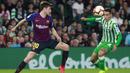 Pemain Real Betis, Tello Herrera, berebut bola dengan gelandang Barcelona, Sergi Roberto, pada laga La Liga 2019 di Stadion Benito Villamarin, Minggu (17/3). Barcelona menang 4-1 atas Real Betis. (AP/Miguel Morenatti)