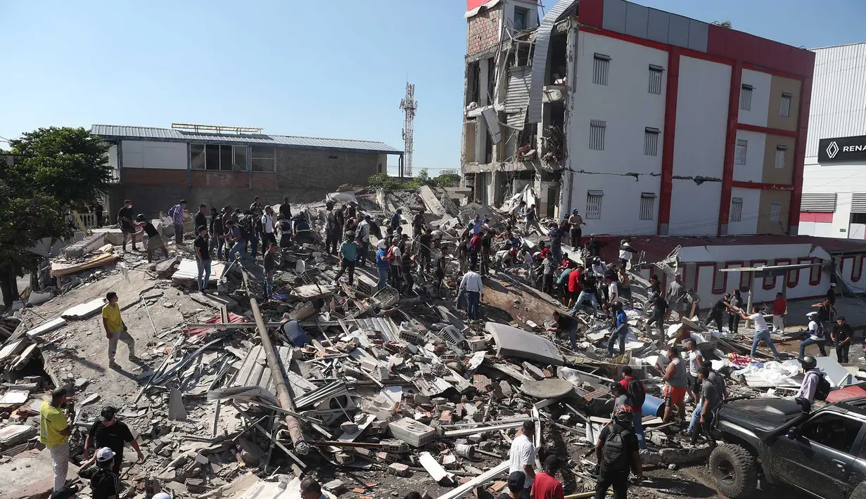 Warga dan petugas penyelamat mencari di antara reruntuhan bangunan yang ambruk setelah gempa bumi melanda Cali, Kolombia, pada hari Senin, 10 Agustus 2026. (Foto AP/Santiago Saldarriaga)