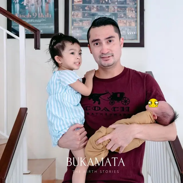 Jadi Ayah Dua Anak Tahun 2021, Ini Potret 6 Seleb Pria Saat Momong Buah Hatinya