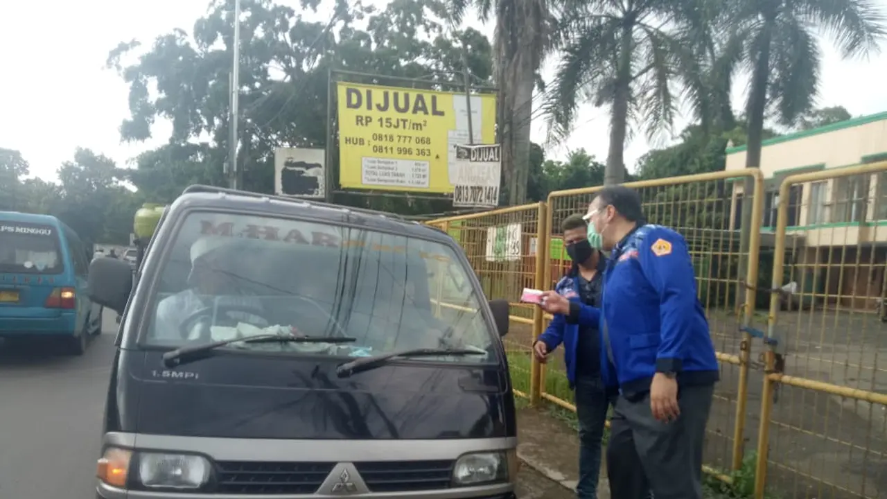 Gema MKGR membagikan masker cegah Covid-19.