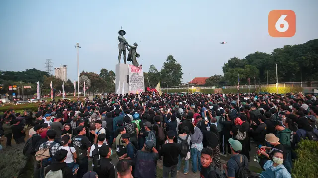 Aksi Mahasiswa Panjat Monumen Tugu Tani, Bentangkan Spanduk Raksasa
